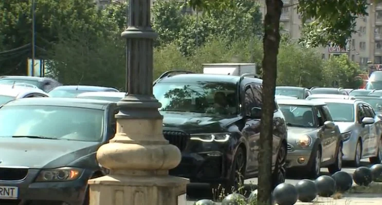 Aglomerație pe bulevardele adiacente, după ce au început lucrările pentru înlocuirea planșeului din Piața Unirii din Capitală