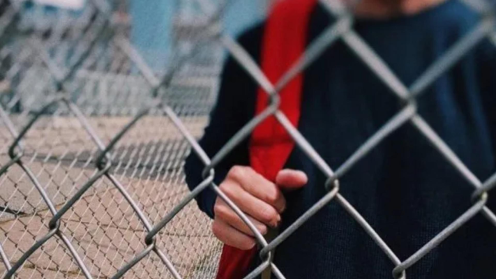 Anchetă într-o școală din Dolj: Elevi puși să care moloz în schimbul unei medii de trecere