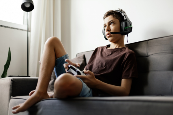 Copilul vrea să stea toată vara în casă, pe electronice! Cum rupem cercul izolării digitale, fără a distruge relația cu adolescentul