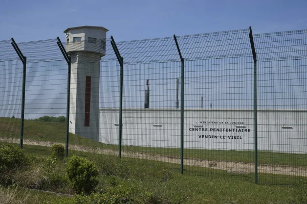 Franța vrea să închirieze închisori în alte țări