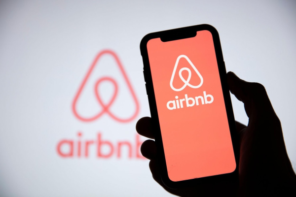 Europa și Asia cer Airbnb să elimine din proprietăți: Ce drepturi ai dacă îți este anulată cazarea