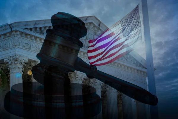 Curtea Supremă a SUA semnalează că ar putea PROTEJA Rezerva Federală de Donald Trump