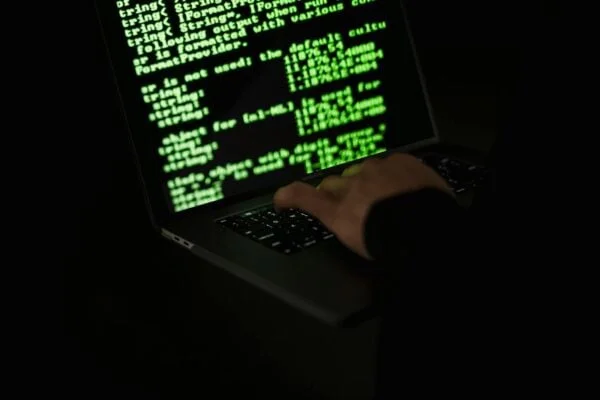 Departamentul Justiţiei din SUA a pus sub acuzare un cetăţean rus pentru infracţiuni cibernetice / Bărbatul a dezvoltat un program malware care a infectat mii de computere în ultimii 10 ani