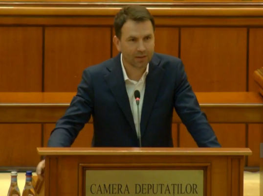 VIDEO USR, în Parlament: Ilie Bolojan trebuie să intre în ministere cu drujba!
