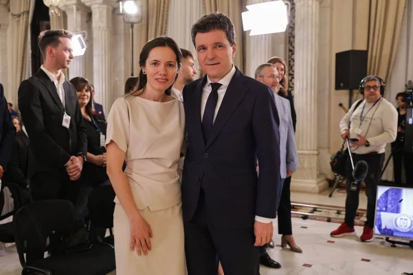 Gestul făcut de Mirabela Grădinaru față de Nicușor Dan în culisele dezbaterii electorale de la TVR. Momentul a fost surprins de fotograful Libertatea