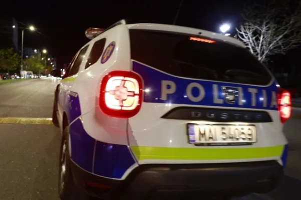 Femeia care şi-a aruncat fiica de şapte ani de la etajul 5 al unui bloc din Capitală şi apoi s-a aruncat şi ea este cercetată penal pentru violenţă în familie în modalitatea tentativei de omor calificat/ Care este starea sa şi a fetiţei sale