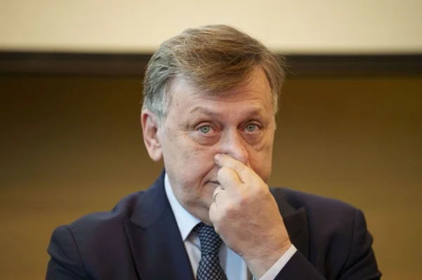 CTP, atac la Crin Antonescu: „Nu se mai mulțumește să facă pe placul românoșilor simionari. Chiar trece de partea lui George Simion”