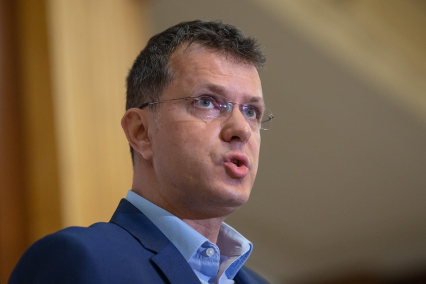 Ionuţ Moşteanu, moment jenant în timpul unei emisiuni în direct la TV. Ministrul Apărării a trebuit să întrerupă emisia când a fost sunat de Nicuşor Dan