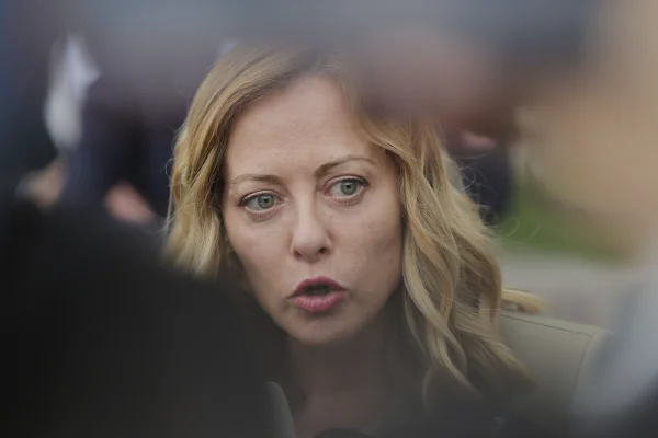 Giorgia Meloni își transformă în lege controversatul proiect privind reprimarea protestelor în Italia