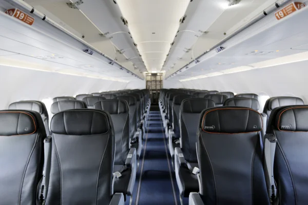 Turcia introduce sancțiuni pentru pasagerii din avioane care se ridică în picioare înainte de parcarea aeronavei. Ce amenzi riscă aceștia