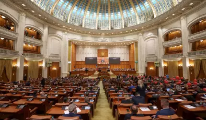 Prima moțiune AUR împotriva Guvernului Bolojan se votează astăzi în Parlament. Ce şanse are să treacă