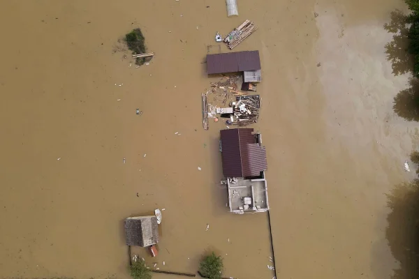 Londra deblochează 8 miliarde de lire sterline pentru adaptarea la „şocul climatic” şi protecţie împotriva inundaţiilor