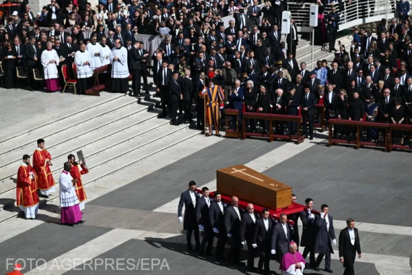 Funeraliile Papei Francisc: procesiune istorică la Roma, cu peste 250.000 de oameni prezenți. Întâlnire între Trump și Zelenski înainte de începutul ceremoniei religioase