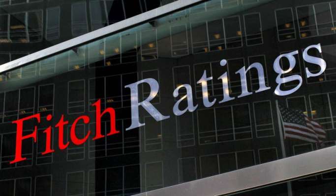 Analiza Fitch Ratings: veniturile românilor scad, iar inflația crește