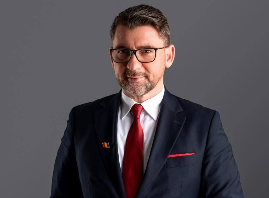 EXCLUSIV VIDEO În plină campanie de austeritate, prefectul PSD de Suceava își etalează Mercedesul S Class și un hanorac de 800 de euro în reclama pentru o spălătorie auto