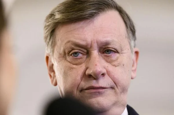 Crin Antonescu: „În atâția ani de politică, nimeni nu m-a făcut prost, până la Elena Lasconi. Nici măcar Corneliu Vadim Tudor”