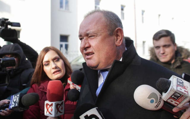 SURSE Ion Mocioalcă, fostul baron de Caraș, una din soluțiile discutate în PSD pentru șefia Curții de Conturi. DNA i-a clasat un dosar de corupție cu patru zile înainte de a fi numit vicepreședintele Curții de Conturi. Fiica sa e căsătorită cu fiul fostului interlop vâlcean Vasile Gorun
