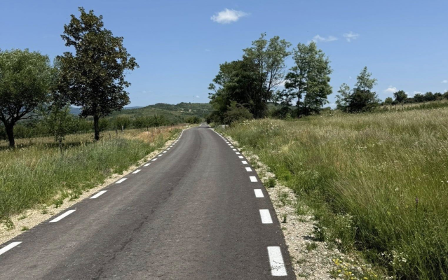Asfalt și borduri pe Via Transilvanica. Alin Ușeriu acuză că ”un brand de țară al României riscă să fie compromis de autoritățile locale” / Consiliul Județean Mureș, acuzat că asfaltează drumul pentru a face piste de biciclete