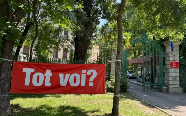 Banner cu mesajul ”Tot voi?” amplasat de un activist în fața sediului PSD, în pline negocieri pentru noul guvern