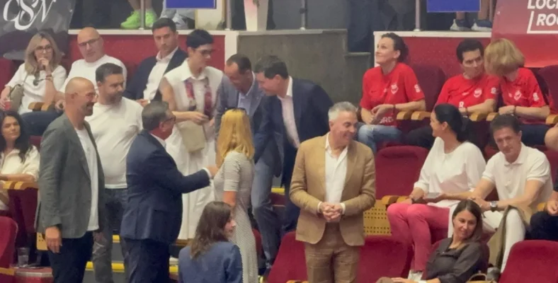 Nicușor Dan și-a făcut apariția la meciul de retragere al Cristinei Neagu. A reapărut și Ionuț, ofițerul SPP