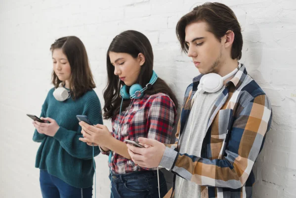 Minorii vor putea accesa rețelele de socializare, în România, doar cu acordul părinților. Ce prevede noua lege online