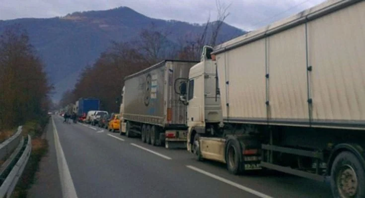 Blocaj pe DN7 în zona localității Aldești, sensul Râmnicu Vâlcea – Piteşti, după ce un tir a rămas în pană