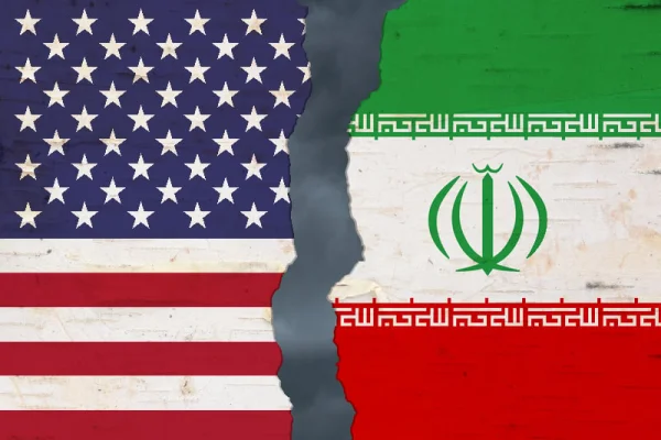Cum vor “șoimii războiului” să-l convingă pe Trump să atace Iranul și de ce MAGA se opune