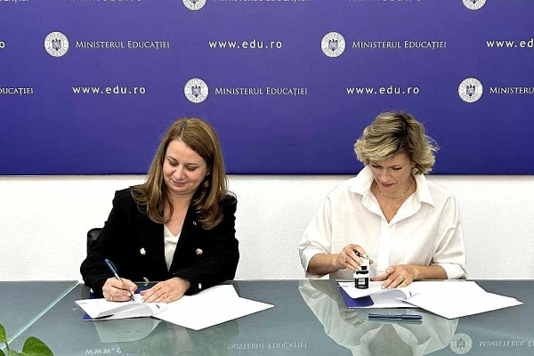 Ministra Ligia Deca continuă semnarea contractelor pentru apelul de proiecte „Construirea și dezvoltarea unei rețele-pilot de școli verzi”