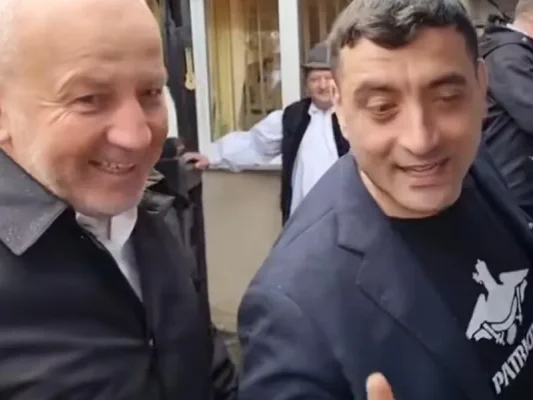 VIDEO Candidatul anti-sistem George Simion, primit de primarul PSD Baia Mare cu taraf, pâine și sare