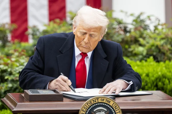 New York Times: Donald Trump vrea să închidă ambasade și consulate „pe toate continentele”