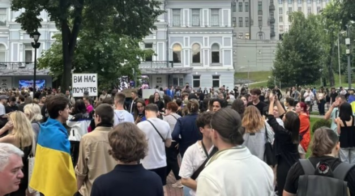 Furia creşte în Ucraina după ce Zelenski a promulgat legea ce vizează reducerea puterii organismelor de combatere a corupţiei. Protestatarii s-au adunat la Kiev pentru prima dată de la invazia rusă din 2022