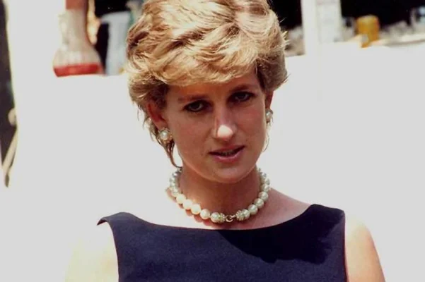 Obiecte de vestimentație care i-au aparținut prințesei Diana, scoase la licitație la sfârșitul lunii iunie