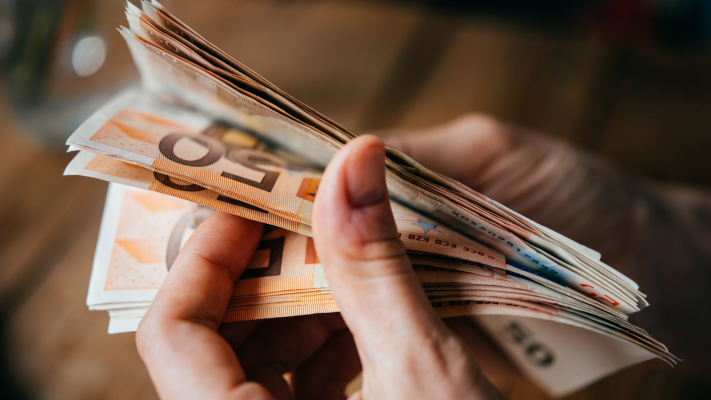 Antreprenorii bulgari, îngrijorați de trecerea la euro. De la 8 august, prețurile trebuie afișate simultan în leva și euro