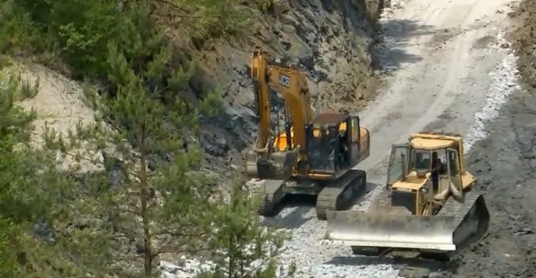 Lucrările de deviere a pârâului Corund au fost urgentate. Se lucrează în condiții extreme