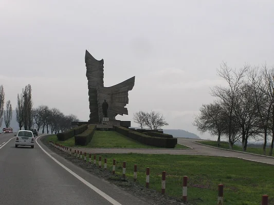 CJ Arad, plângere penală împotriva unei persoane care susţine că autorităţile judeţene vor demola Monumentul Eroilor de la Păuliş: „E momentul să luăm atitudine împotriva falsului promovat cu orice mijloace de persoane care mint doar ca să facă rău”