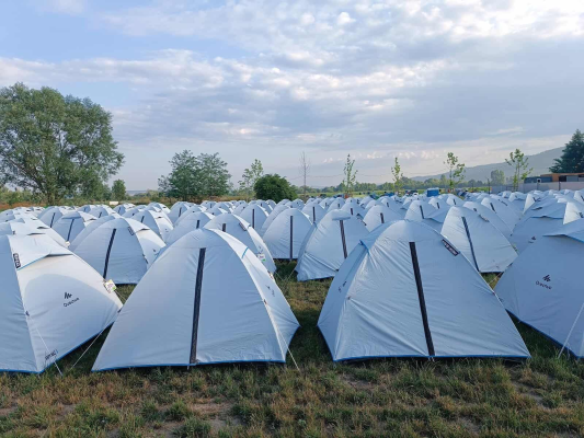 VIDEO FOTO. Prima ploaie la Bonțida, cu o zi înainte de Electric Castle. Prognoza meteo. Pădure de corturi în camping