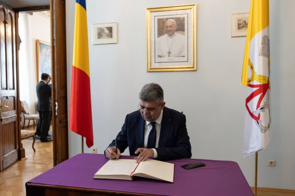 Marcel Ciolacu a semnat în cartea de condoleanțe deschisă în memoria PAPEI Francisc/ Premierul va participa sâmbătă la funerariile de la Vatican