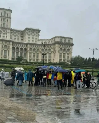 Circa 30 de oameni la protestul anunțat de AUR, în ziua instalării președintelui Nicușor Dan. Un individ era înarmat cu trei cuțite VIDEO