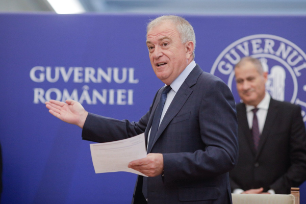 SURSE Superbugetarul Ion Sterian are în cabinet cinci secretare, nouă consilieri, un specialist în PR, plus șapte șoferi la dispoziție. El conduce compania monopolistă de stat Transgaz