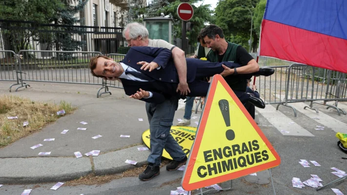 Statuia de ceară a lui Emmanuel Macron a fost furată din Muzeul Grévin şi depusă în faţa Ambasadei Rusiei / Ce au vrut să transmită activiștii Greenpeace – VIDEO