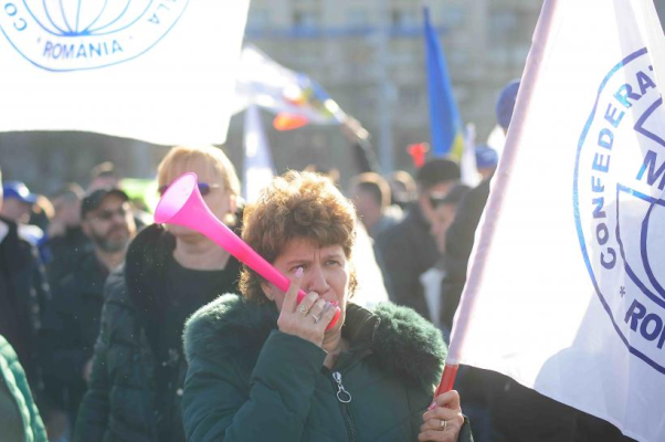 „Măriți salariul minim cu 15% și ieșim din criză fără datorii”- mesajul unui protestar la Guvern