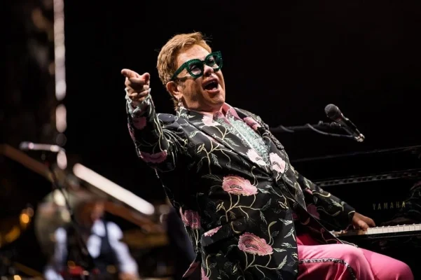Elton John condamnă un proiect de lege al guvernului britanic referitor la drepturile de autor, care ar favoriza companiile din domeniul inteligenței artificiale