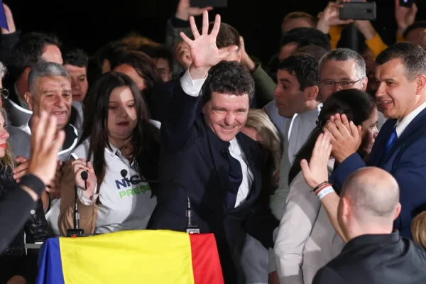 Românii au mai multă încredere în Nicușor Dan decât au avut în Traian Băsescu, în primul mandat. Sociolog: „Are 71% în acest moment”