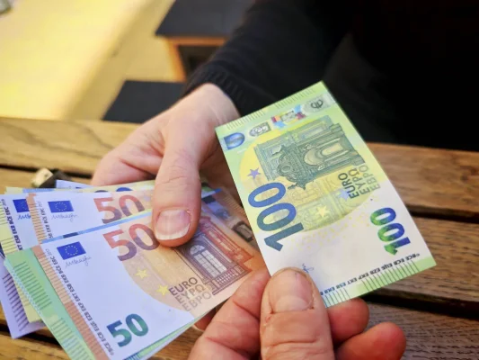 Leul se întărește, inflația stagnează. Cursul BNR a scăzut la 5,0991 lei/euro, iar inflația a rămas la 4,86% în aprilie