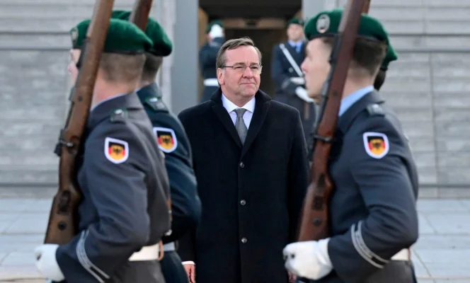 Ministrul german al Apărării nu exclude posibilitatea revenirii la recrutare, în contextul în care Germania încearcă să îşi consolideze forţa militară: „Modelul nostru se bazează iniţial pe participarea voluntară”