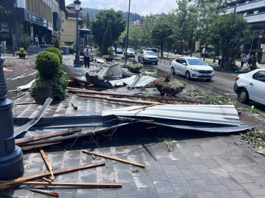 Sinaia, măturată de o furtuna, în doar câteva minute. 14 persoane au fost asistate de către echipajele SMURD