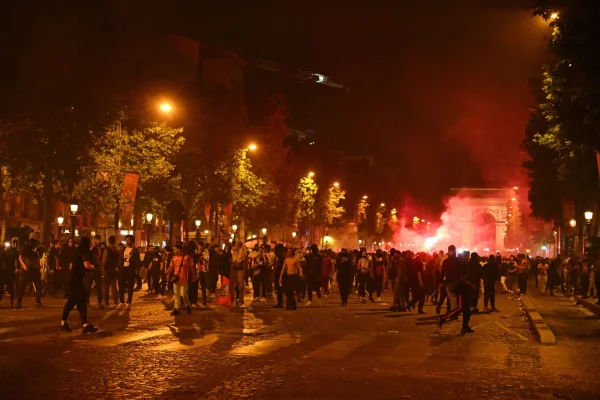 Aproape 300 de persoane, reținute în Franța după victoria memorabilă a echipei Paris Saint-Germain în meciul cu Inter Milano