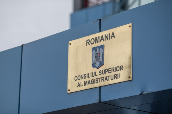 Consiliul Superior al Magistraturii: Din totalul judecătorilor pensionați în această perioadă, numai 5 judecători aveau vârsta de 48 de ani, peste 85% având o vârstă mai înaintată, cea mai mare fiind de peste 67 de ani