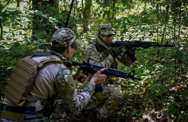 Preşedintele Zelenski vrea ca Ucraina să îşi producă jumătate din armament / Industria strategică va fi gestionată și de Ministerul Apărării