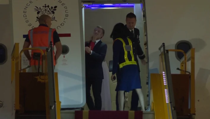 VIDEO. Emmanuel Macron, lovit de soție în timpul unei vizite oficiale. Gestul Primei Doamne a Franței a stârnit controverse